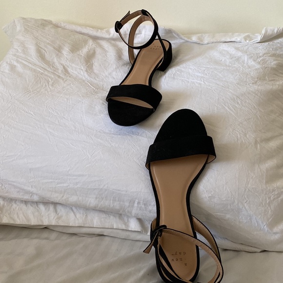 Black strapped short heel Sandal, Size 9 - Picture 5 of 6